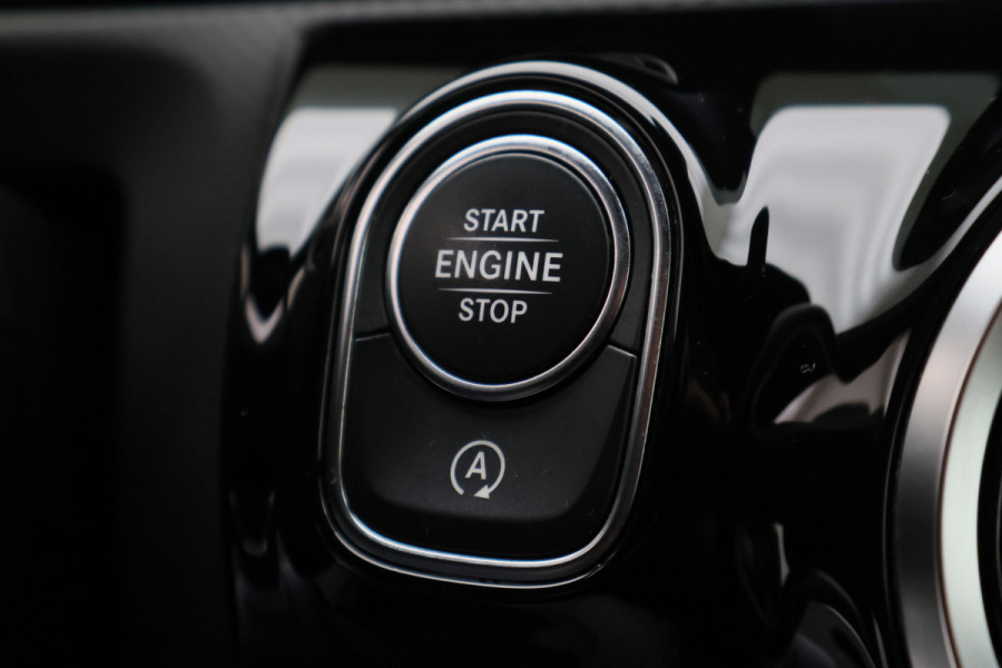 Mercedes-Benz A-Klasse 160 Business Solution AMG Virtual Cockpit, Camera, Cruise, Stoelverwarming, Apple Carplay, PDC, Trekhaak, 18''