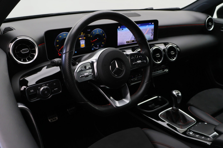 Mercedes-Benz A-Klasse 160 Business Solution AMG Virtual Cockpit, Camera, Cruise, Stoelverwarming, Apple Carplay, PDC, Trekhaak, 18''