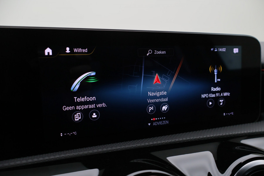 Mercedes-Benz A-Klasse 160 Business Solution AMG Virtual Cockpit, Camera, Cruise, Stoelverwarming, Apple Carplay, PDC, Trekhaak, 18''