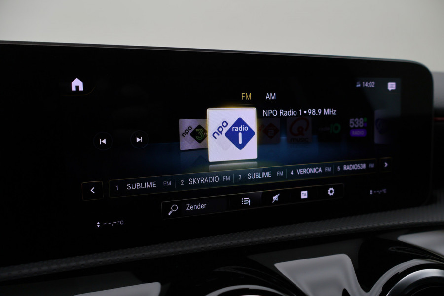 Mercedes-Benz A-Klasse 160 Business Solution AMG Virtual Cockpit, Camera, Cruise, Stoelverwarming, Apple Carplay, PDC, Trekhaak, 18''