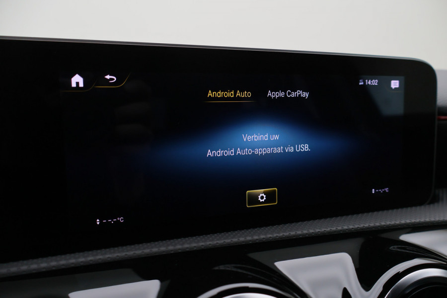 Mercedes-Benz A-Klasse 160 Business Solution AMG Virtual Cockpit, Camera, Cruise, Stoelverwarming, Apple Carplay, PDC, Trekhaak, 18''