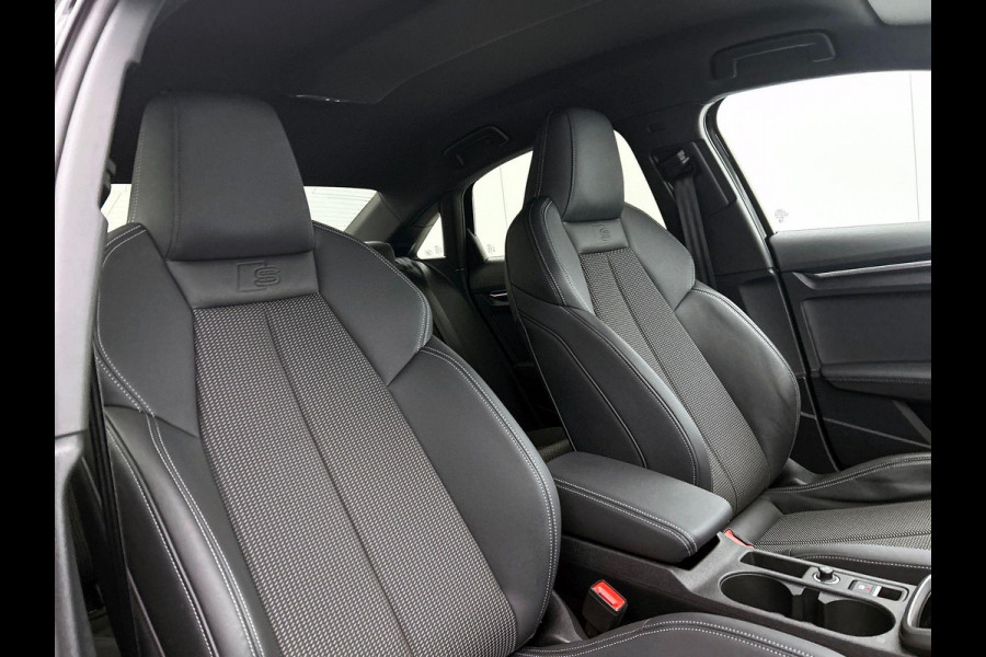 Audi A3 Limousine 30 TFSI S edition Navigatie Apple Carplay/Android Auto Parkeersensoren Adaptive Cruise Control Virtual Cockpit Climate Control Getinte ramen Lichtmetalen velgen