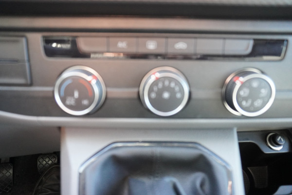 Volkswagen Transporter Kombi 2.0 TDI 150PK L2H1 9 Persoons nr. V120 | Airco | Cruise | Navi | trekhaak
