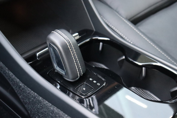 Volvo XC40 Recharge P8 AWD R-Design Org.NL Parelmoer el.trekhaak leer+vw el.klep camera SOH 91,64%
