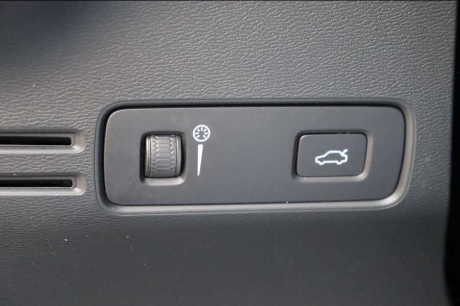 Volvo XC40 Recharge P8 AWD R-Design Org.NL Parelmoer el.trekhaak leer+vw el.klep camera SOH 91,64%