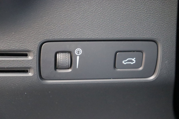 Volvo XC40 Recharge P8 AWD R-Design Org.NL Parelmoer el.trekhaak leer+vw el.klep camera SOH 91,64%