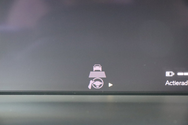 Volvo XC40 Recharge P8 AWD R-Design Org.NL Parelmoer el.trekhaak leer+vw el.klep camera SOH 91,64%