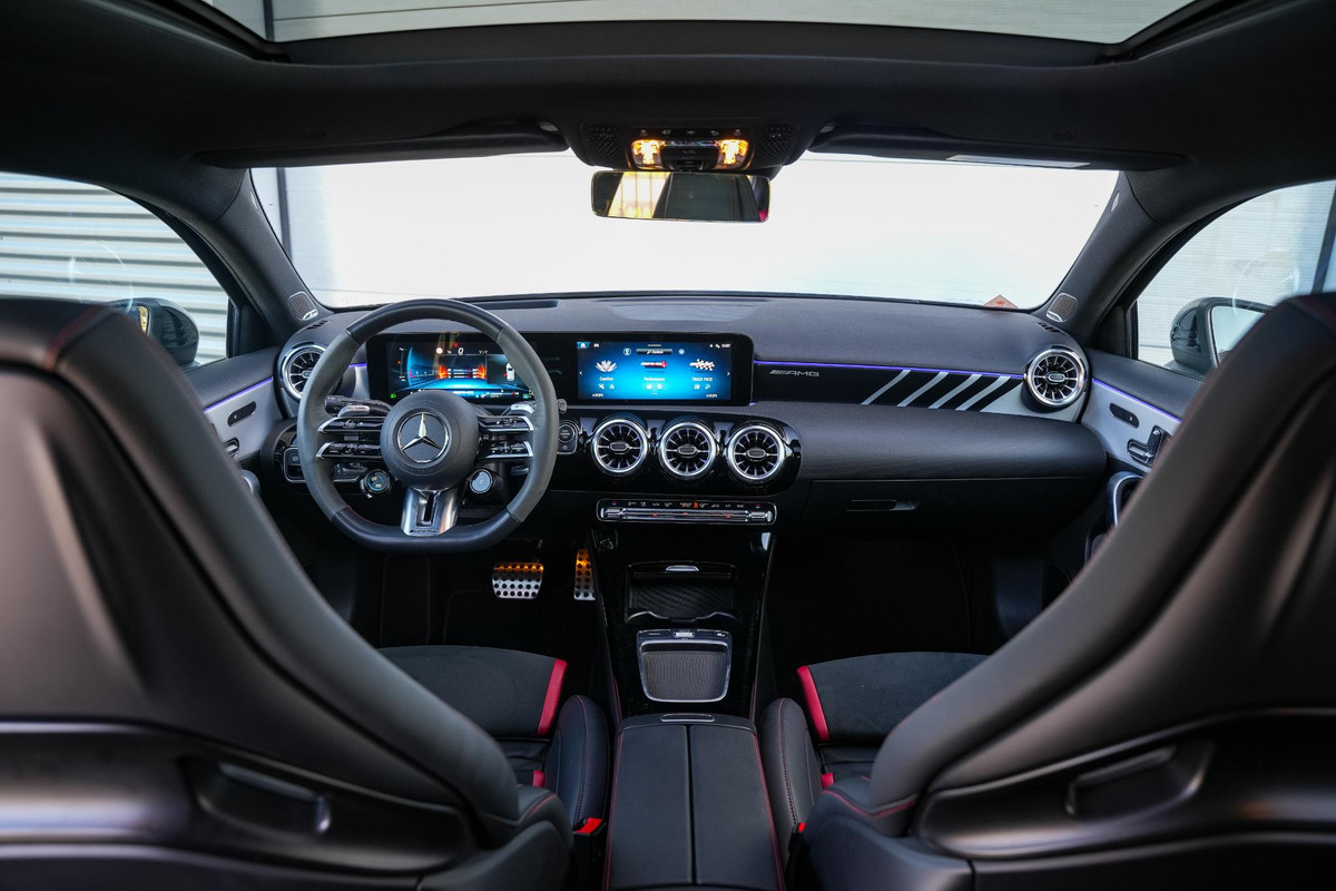 Mercedes-Benz A-Klasse AMG 45 S 4MATIC+ Burmester Aero Schaalstoelen 360 Camera Memory Stoelen HUD 422PK!