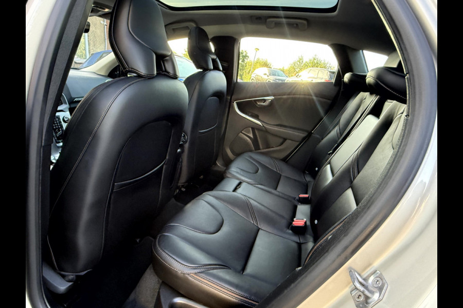 Volvo V40 Cross Country 1.5 T3 Nordic+ Luxury Panoramadak, 18''Lmv, Trekhaak