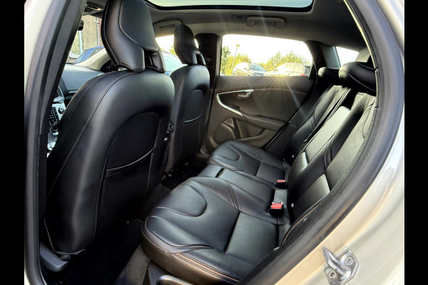 Volvo V40 Cross Country 1.5 T3 Nordic+ Luxury Panoramadak, 18''Lmv, Trekhaak