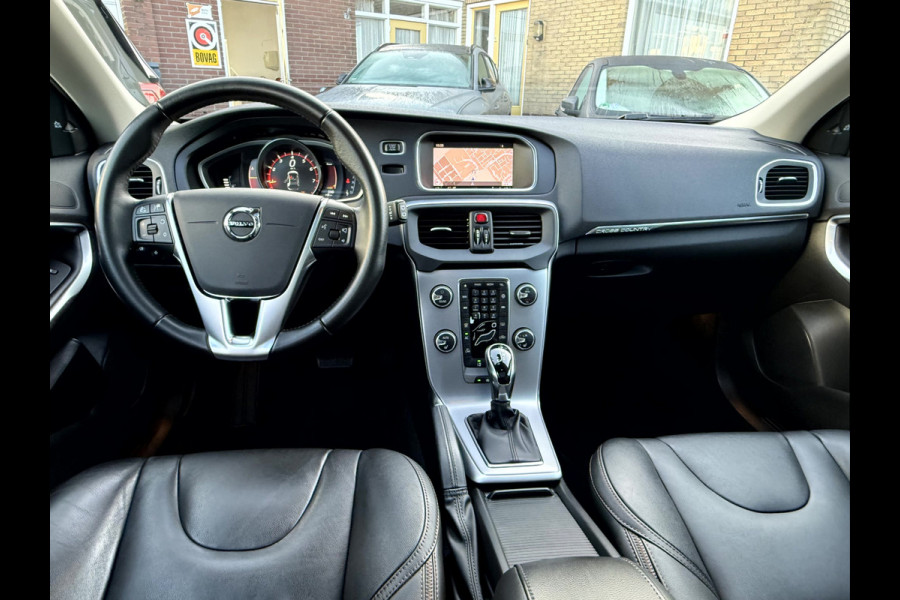 Volvo V40 Cross Country 1.5 T3 Nordic+ Luxury Panoramadak, 18''Lmv, Trekhaak
