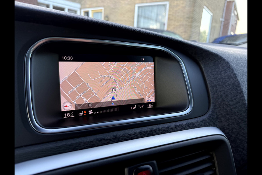 Volvo V40 Cross Country 1.5 T3 Nordic+ Luxury Panoramadak, 18''Lmv, Trekhaak