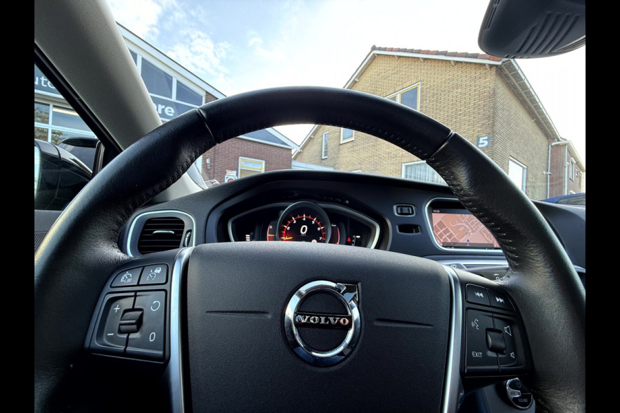 Volvo V40 Cross Country 1.5 T3 Nordic+ Luxury Panoramadak, 18''Lmv, Trekhaak
