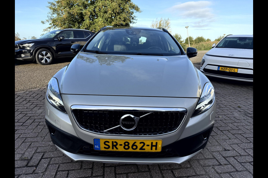 Volvo V40 Cross Country 1.5 T3 Nordic+ Luxury Panoramadak, 18''Lmv, Trekhaak