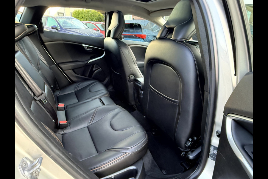 Volvo V40 Cross Country 1.5 T3 Nordic+ Luxury Panoramadak, 18''Lmv, Trekhaak