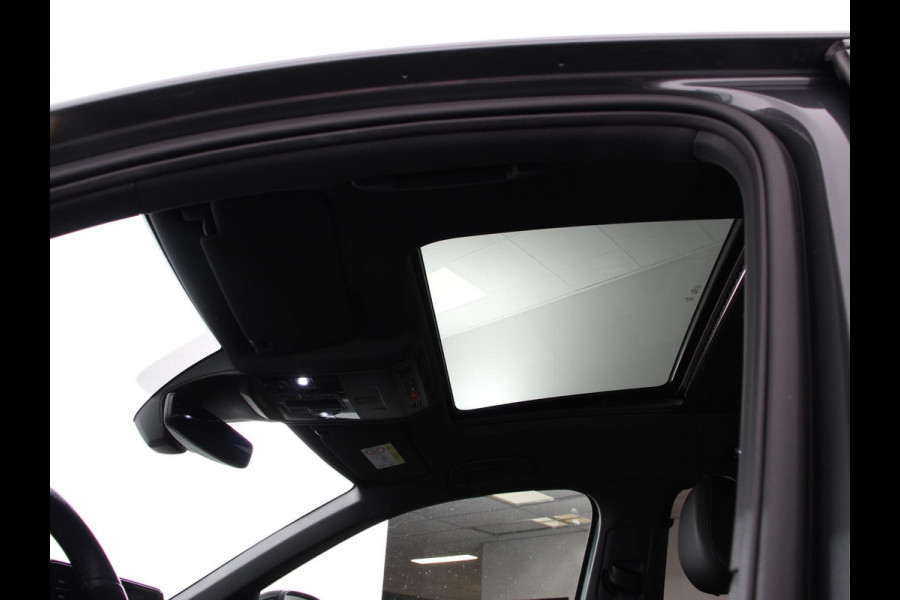Volkswagen T-Roc 1.5 TSI DSG R-Line + Design pakket Black Automaat Climate control Stoelverwarming Stuurverwarming Parkeersensoren LED Adaptieve cruise control Camera Panorama dak Navigatie Apple Carplay/Android Auto Climate control
