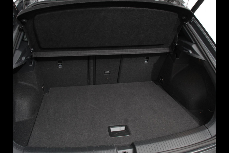Volkswagen T-Roc 1.5 TSI DSG R-Line + Design pakket Black Automaat Climate control Stoelverwarming Stuurverwarming Parkeersensoren LED Adaptieve cruise control Camera Panorama dak Navigatie Apple Carplay/Android Auto Climate control