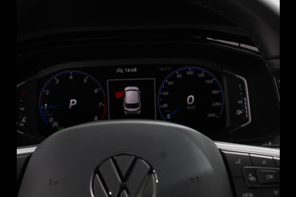 Volkswagen T-Roc 1.5 TSI DSG R-Line + Design pakket Black Automaat Climate control Stoelverwarming Stuurverwarming Parkeersensoren LED Adaptieve cruise control Camera Panorama dak Navigatie Apple Carplay/Android Auto Climate control