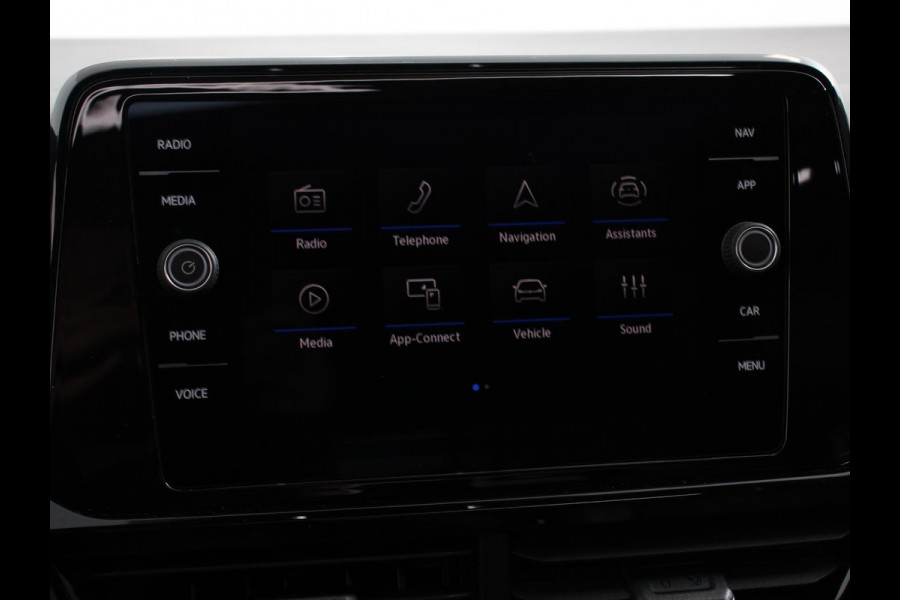 Volkswagen T-Roc 1.5 TSI DSG R-Line + Design pakket Black Automaat Climate control Stoelverwarming Stuurverwarming Parkeersensoren LED Adaptieve cruise control Camera Panorama dak Navigatie Apple Carplay/Android Auto Climate control