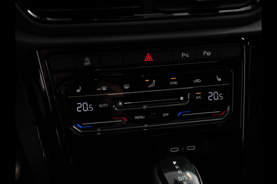 Volkswagen T-Roc 1.5 TSI DSG R-Line + Design pakket Black Automaat Climate control Stoelverwarming Stuurverwarming Parkeersensoren LED Adaptieve cruise control Camera Panorama dak Navigatie Apple Carplay/Android Auto Climate control