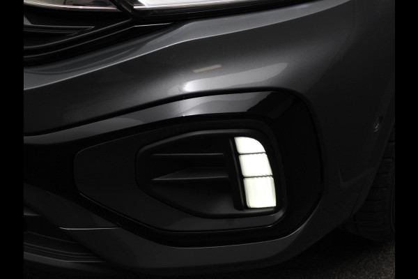 Volkswagen T-Roc 1.5 TSI DSG R-Line + Design pakket Black Automaat Climate control Stoelverwarming Stuurverwarming Parkeersensoren LED Adaptieve cruise control Camera Panorama dak Navigatie Apple Carplay/Android Auto Climate control