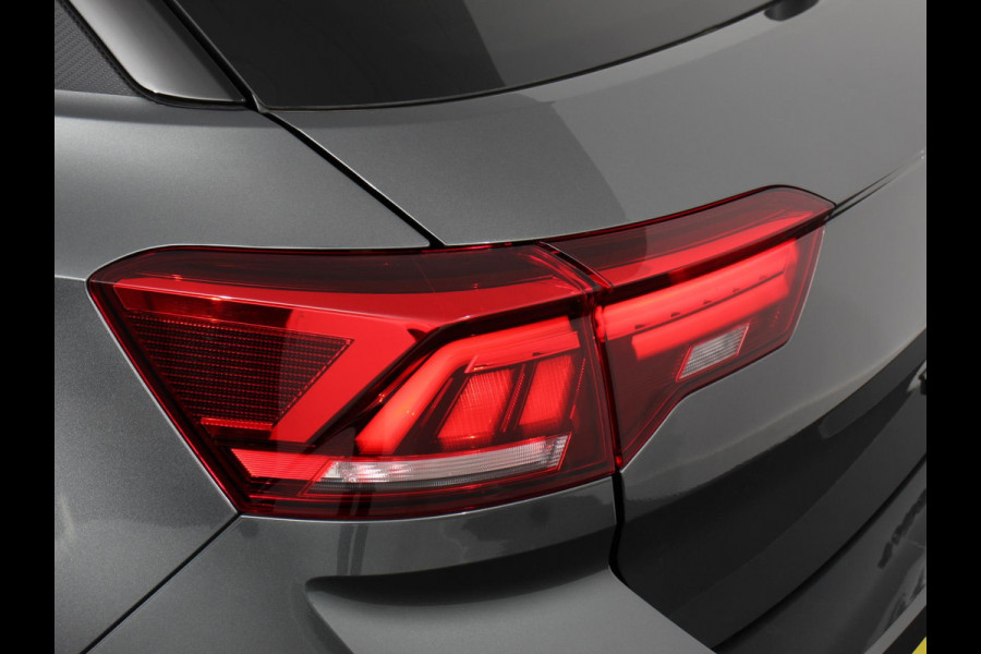 Volkswagen T-Roc 1.5 TSI DSG R-Line + Design pakket Black Automaat Climate control Stoelverwarming Stuurverwarming Parkeersensoren LED Adaptieve cruise control Camera Panorama dak Navigatie Apple Carplay/Android Auto Climate control