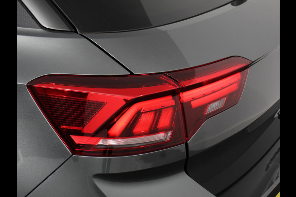 Volkswagen T-Roc 1.5 TSI DSG R-Line + Design pakket Black Automaat Climate control Stoelverwarming Stuurverwarming Parkeersensoren LED Adaptieve cruise control Camera Panorama dak Navigatie Apple Carplay/Android Auto Climate control