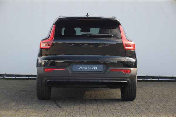 Volvo XC40 B3 177PK Automaat Plus Black Edition / Adaptieve Cruise control / BLIS / Harman Kardon / 20'' velgen / Elektrisch verstelbare stoelen met geheugen / Stoel- en stuurverwarming