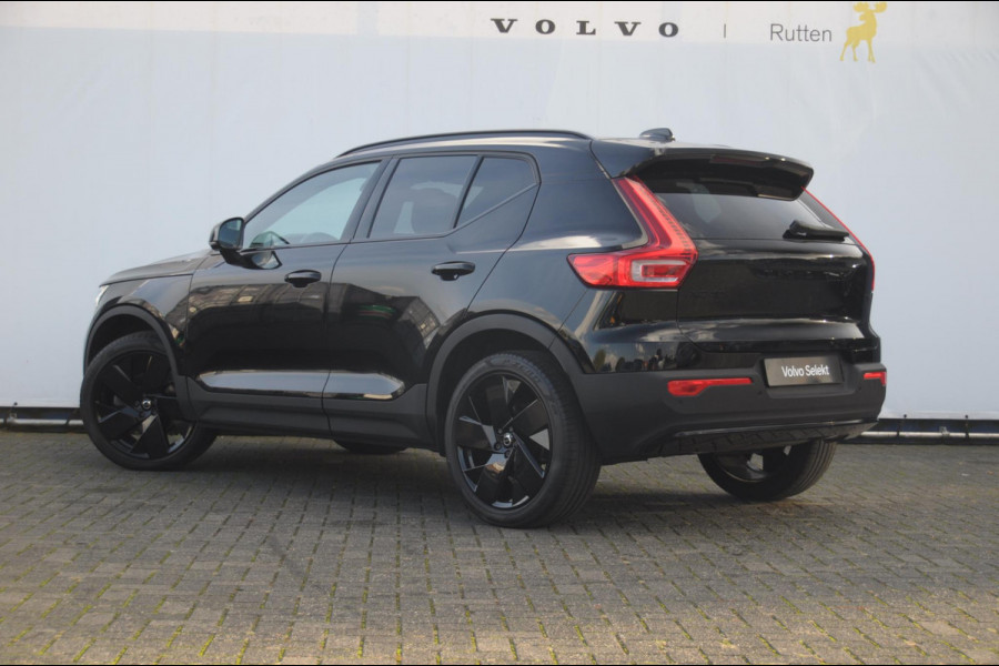 Volvo XC40 B3 177PK Automaat Plus Black Edition / Adaptieve Cruise control / BLIS / Harman Kardon / 20'' velgen / Elektrisch verstelbare stoelen met geheugen / Stoel- en stuurverwarming