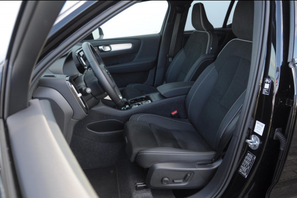 Volvo XC40 B3 177PK Automaat Plus Black Edition / Adaptieve Cruise control / BLIS / Harman Kardon / 20'' velgen / Elektrisch verstelbare stoelen met geheugen / Stoel- en stuurverwarming