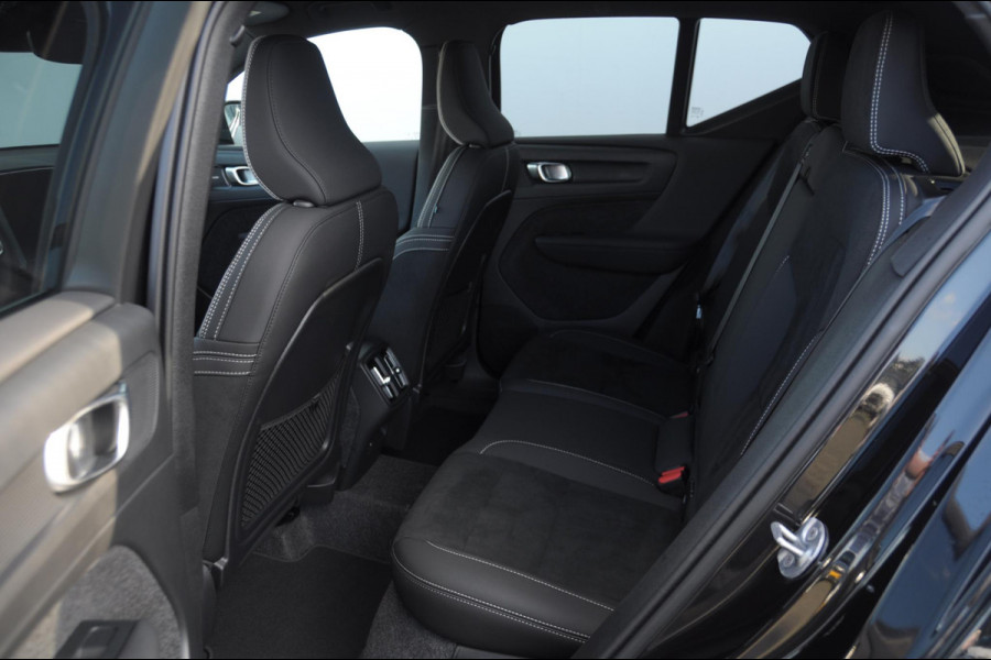 Volvo XC40 B3 177PK Automaat Plus Black Edition / Adaptieve Cruise control / BLIS / Harman Kardon / 20'' velgen / Elektrisch verstelbare stoelen met geheugen / Stoel- en stuurverwarming