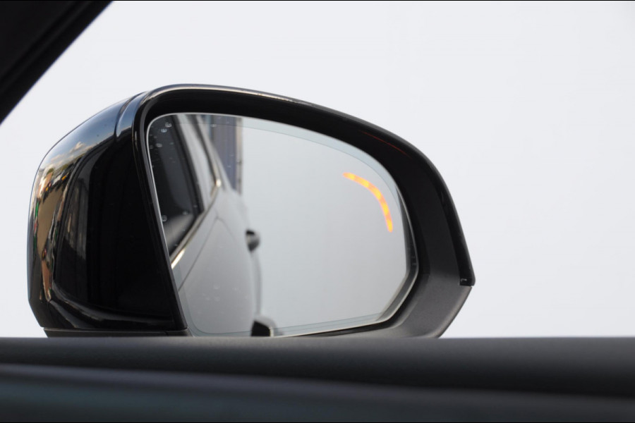 Volvo XC40 B3 177PK Automaat Plus Black Edition / Adaptieve Cruise control / BLIS / Harman Kardon / 20'' velgen / Elektrisch verstelbare stoelen met geheugen / Stoel- en stuurverwarming
