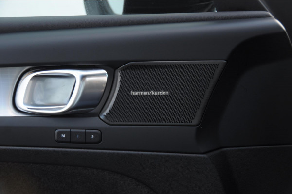 Volvo XC40 B3 177PK Automaat Plus Black Edition / Adaptieve Cruise control / BLIS / Harman Kardon / 20'' velgen / Elektrisch verstelbare stoelen met geheugen / Stoel- en stuurverwarming