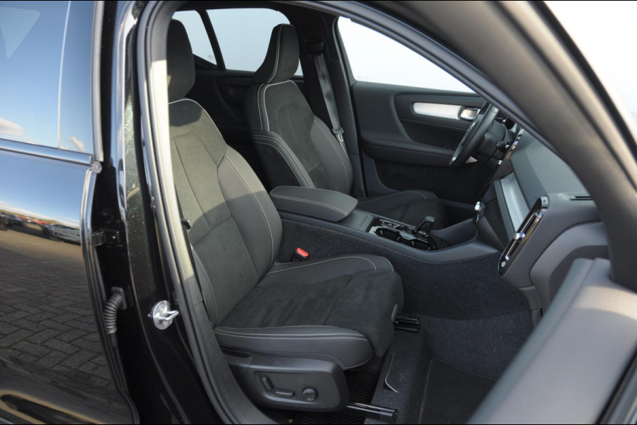 Volvo XC40 B3 177PK Automaat Plus Black Edition / Adaptieve Cruise control / BLIS / Harman Kardon / 20'' velgen / Elektrisch verstelbare stoelen met geheugen / Stoel- en stuurverwarming