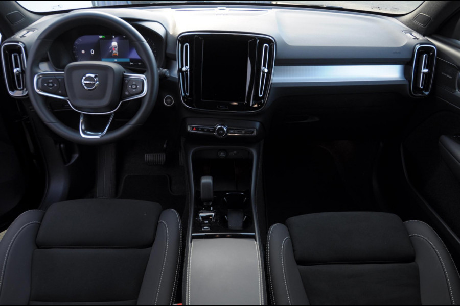 Volvo XC40 B3 177PK Automaat Plus Black Edition / Adaptieve Cruise control / BLIS / Harman Kardon / 20'' velgen / Elektrisch verstelbare stoelen met geheugen / Stoel- en stuurverwarming