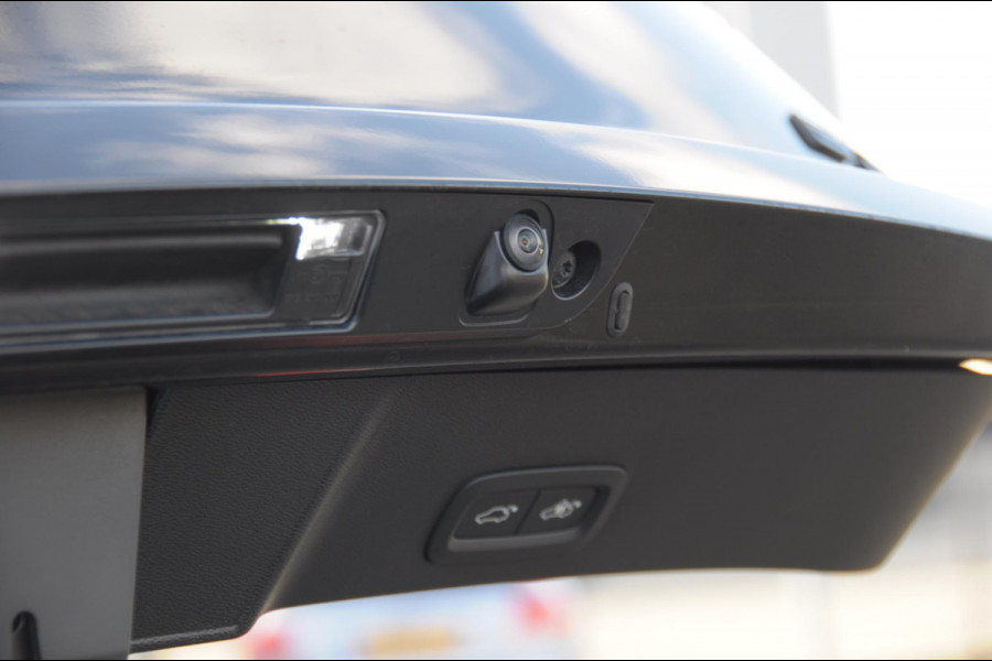 Volvo XC40 B3 177PK Automaat Plus Black Edition / Adaptieve Cruise control / BLIS / Harman Kardon / 20'' velgen / Elektrisch verstelbare stoelen met geheugen / Stoel- en stuurverwarming