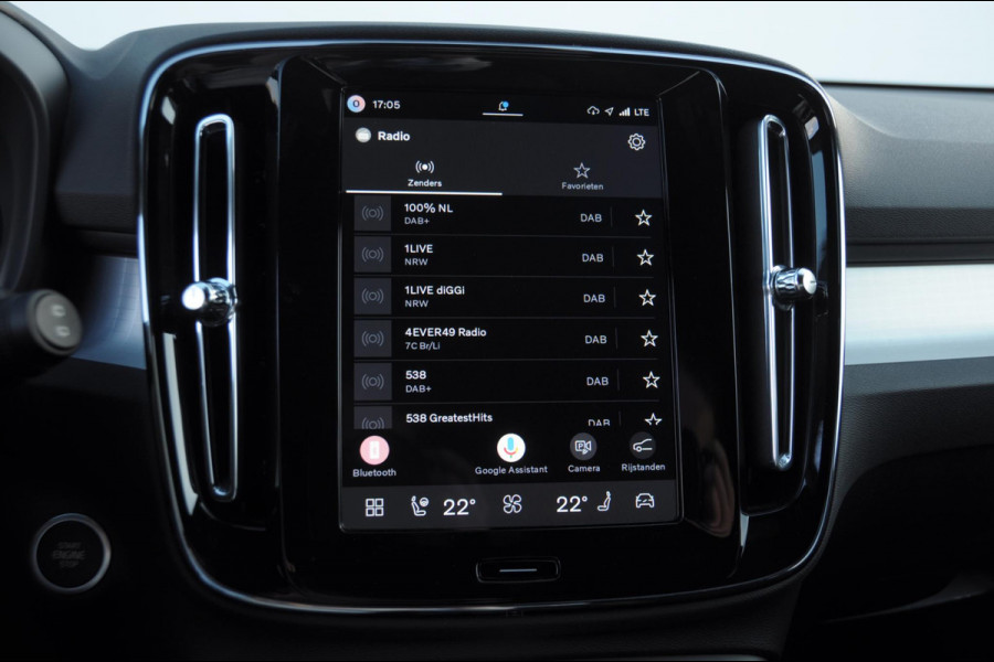 Volvo XC40 B3 177PK Automaat Plus Black Edition / Adaptieve Cruise control / BLIS / Harman Kardon / 20'' velgen / Elektrisch verstelbare stoelen met geheugen / Stoel- en stuurverwarming