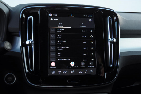 Volvo XC40 B3 177PK Automaat Plus Black Edition / Adaptieve Cruise control / BLIS / Harman Kardon / 20'' velgen / Elektrisch verstelbare stoelen met geheugen / Stoel- en stuurverwarming