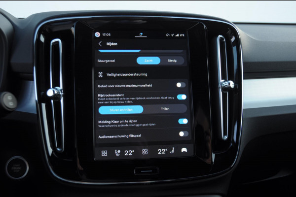 Volvo XC40 B3 177PK Automaat Plus Black Edition / Adaptieve Cruise control / BLIS / Harman Kardon / 20'' velgen / Elektrisch verstelbare stoelen met geheugen / Stoel- en stuurverwarming