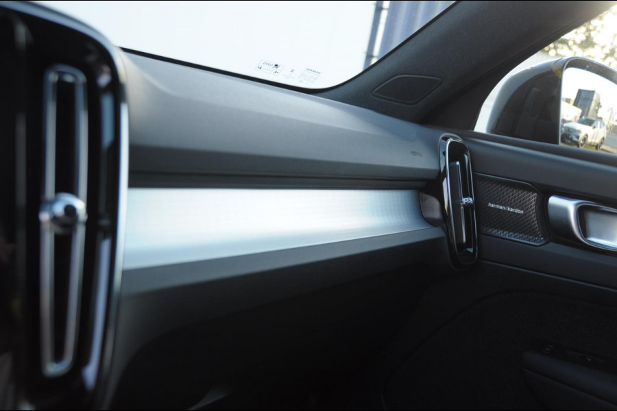 Volvo XC40 B3 177PK Automaat Plus Black Edition / Adaptieve Cruise control / BLIS / Harman Kardon / 20'' velgen / Elektrisch verstelbare stoelen met geheugen / Stoel- en stuurverwarming