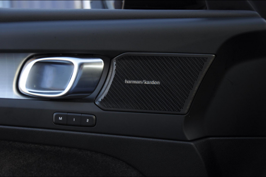 Volvo XC40 B3 177PK Automaat Plus Black Edition / Adaptieve Cruise control / BLIS / Harman Kardon / 20'' velgen / Elektrisch verstelbare stoelen met geheugen / Stoel- en stuurverwarming