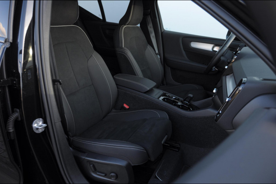 Volvo XC40 B3 177PK Automaat Plus Black Edition / Adaptieve Cruise control / BLIS / Harman Kardon / 20'' velgen / Elektrisch verstelbare stoelen met geheugen / Stoel- en stuurverwarming