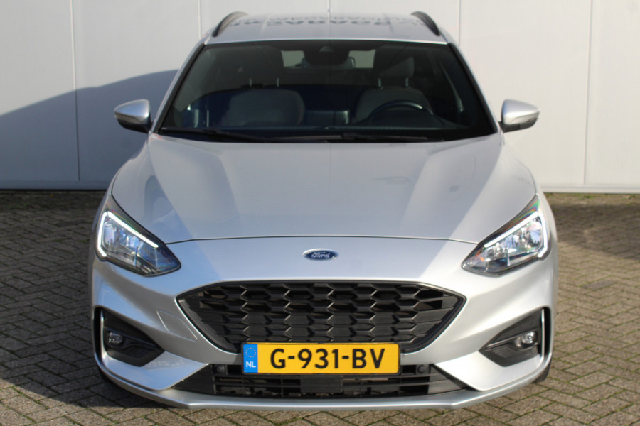 Ford FOCUS Wagon 1.0-125pk EcoBoost ST-Line AUTOMAAT ! Fijne, ruime en erg goed onderhouden wagen ! Autm. airco dual, cruise cntrl, pdc v+a, metallic lak, navigatie, camera, bluetooth tel. voorb., LM wielen, keyless, stoel-, stuur- en voorraamverw., etc.