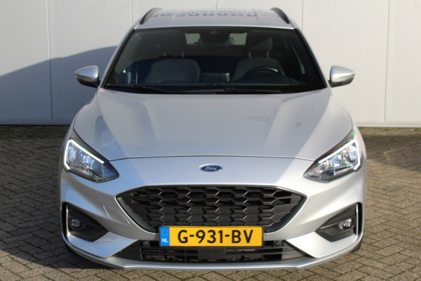 Ford FOCUS Wagon 1.0-125pk EcoBoost ST-Line AUTOMAAT ! Fijne, ruime en erg goed onderhouden wagen ! Autm. airco dual, cruise cntrl, pdc v+a, metallic lak, navigatie, camera, bluetooth tel. voorb., LM wielen, keyless, stoel-, stuur- en voorraamverw., etc.