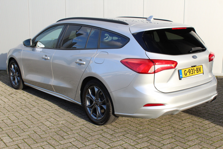 Ford FOCUS Wagon 1.0-125pk EcoBoost ST-Line AUTOMAAT ! Fijne, ruime en erg goed onderhouden wagen ! Autm. airco dual, cruise cntrl, pdc v+a, metallic lak, navigatie, camera, bluetooth tel. voorb., LM wielen, keyless, stoel-, stuur- en voorraamverw., etc.