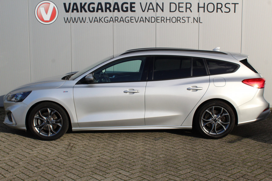 Ford FOCUS Wagon 1.0-125pk EcoBoost ST-Line AUTOMAAT ! Fijne, ruime en erg goed onderhouden wagen ! Autm. airco dual, cruise cntrl, pdc v+a, metallic lak, navigatie, camera, bluetooth tel. voorb., LM wielen, keyless, stoel-, stuur- en voorraamverw., etc.