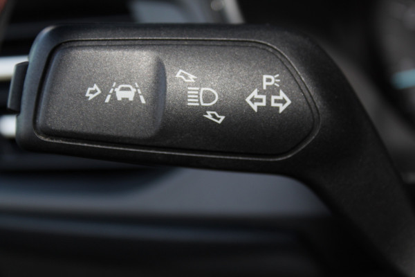 Ford FOCUS Wagon 1.0-125pk EcoBoost ST-Line AUTOMAAT ! Fijne, ruime en erg goed onderhouden wagen ! Autm. airco dual, cruise cntrl, pdc v+a, metallic lak, navigatie, camera, bluetooth tel. voorb., LM wielen, keyless, stoel-, stuur- en voorraamverw., etc.