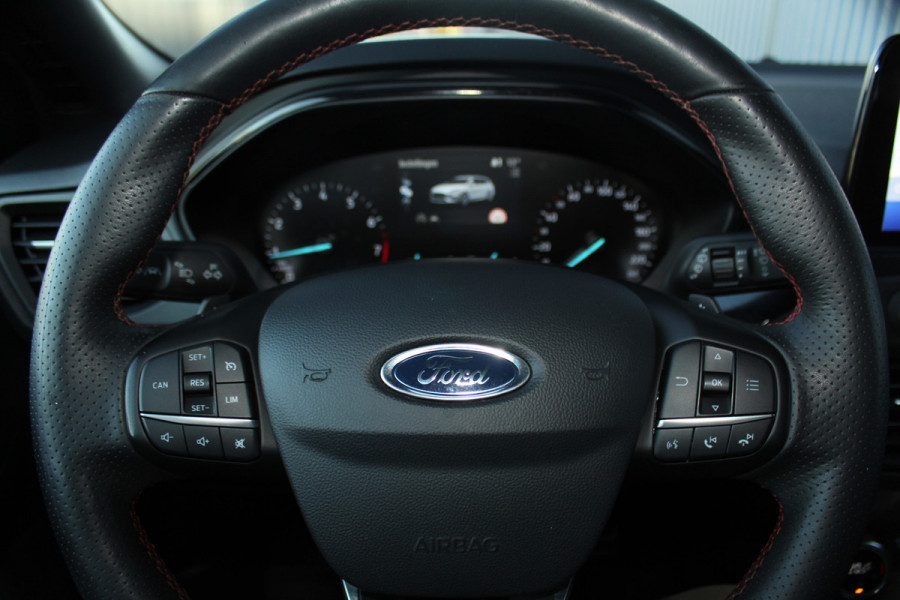 Ford FOCUS Wagon 1.0-125pk EcoBoost ST-Line AUTOMAAT ! Fijne, ruime en erg goed onderhouden wagen ! Autm. airco dual, cruise cntrl, pdc v+a, metallic lak, navigatie, camera, bluetooth tel. voorb., LM wielen, keyless, stoel-, stuur- en voorraamverw., etc.