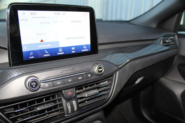 Ford FOCUS Wagon 1.0-125pk EcoBoost ST-Line AUTOMAAT ! Fijne, ruime en erg goed onderhouden wagen ! Autm. airco dual, cruise cntrl, pdc v+a, metallic lak, navigatie, camera, bluetooth tel. voorb., LM wielen, keyless, stoel-, stuur- en voorraamverw., etc.