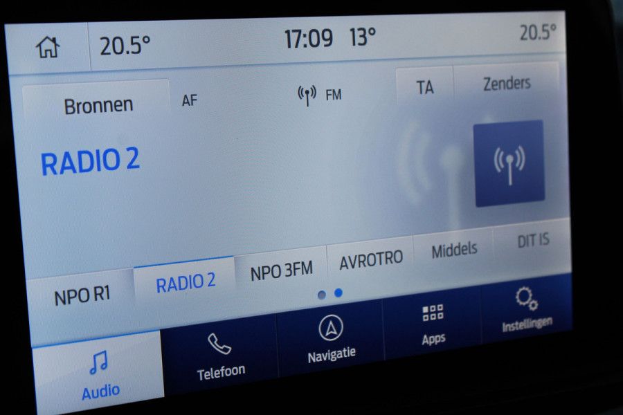 Ford FOCUS Wagon 1.0-125pk EcoBoost ST-Line AUTOMAAT ! Fijne, ruime en erg goed onderhouden wagen ! Autm. airco dual, cruise cntrl, pdc v+a, metallic lak, navigatie, camera, bluetooth tel. voorb., LM wielen, keyless, stoel-, stuur- en voorraamverw., etc.